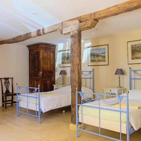 Pet Friendly In With Kitchen *